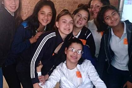 Candela tiene parálisis cerebral espástica y cursa 4to. año en una escuela común; gracias a la ayuda de sus profesores puede seguir estudiando en cuarentena