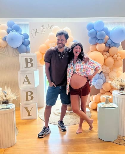 Candela Vetrano y Andrés Gil en el baby shower de su primer hijo, que nació este jueves