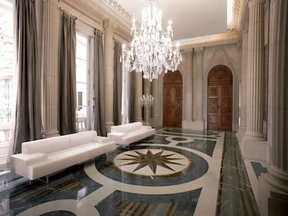 Candelabros de cristal y pisos de mármol en el Palacio Duhau-Park Hyatt Buenos Aires