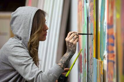 Candelaria Tinelli haciendo los últimos retoques de las obras que presentó en el espacio de Milo