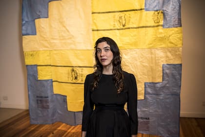 Candelaria Traverso expone sus obras trabajadas con retazos de arpillera sintética en Herlitzka Faria