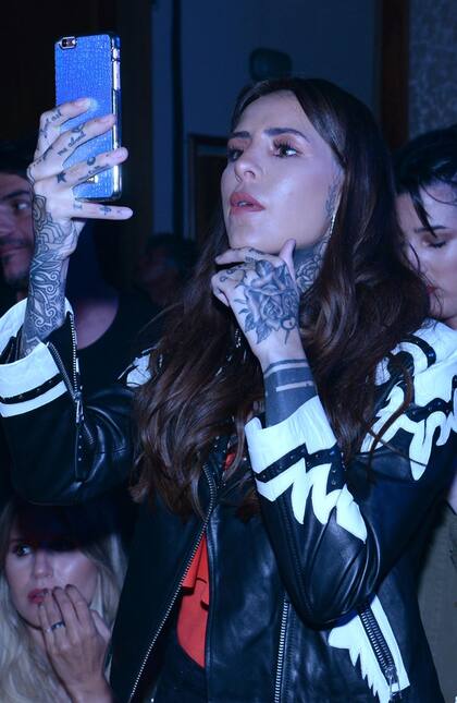Candelaria Tinelli siguió muy atenta el show de Lali Espósito