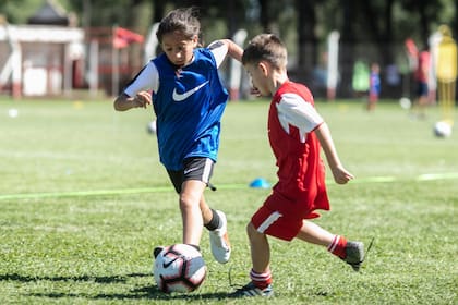 Candelaria Cabrera gambetea en un entrenamiento en la cancha de Huracán de Chabás