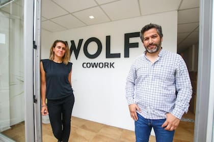 Candelaria Guerrero y Lucas Salaberri abrieron Wolf Cowork, la primera oficina de coworking en Pinamar