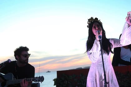 Candelaria Tinelli debutó como cantante en Punta del Este