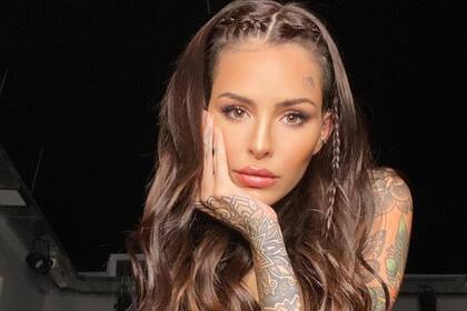 Candelaria Tinelli compartió una foto en Instagram en la que se la ve besándose con otra chica.
