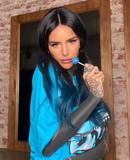 Candelaria Tinelli lució un tono azul profundo en el pelo