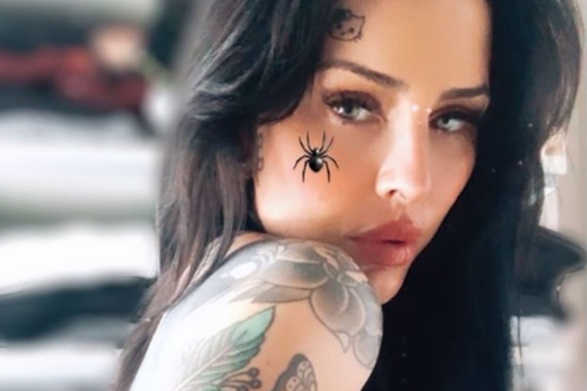 Candelaria Tinelli posó con el torso desnudo y dejó una frase sugerente.