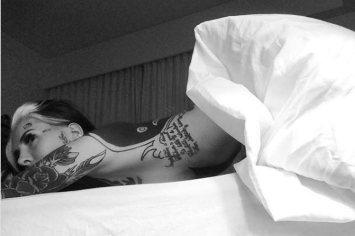 Candelaria Tinelli posó muy sensual desde su cama.