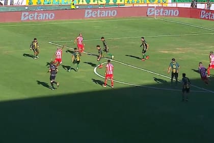 Candia está por sacar el zurdazo que se transformará en el 2-0 de Barracas Central en el primer tiempo ante Aldosivi