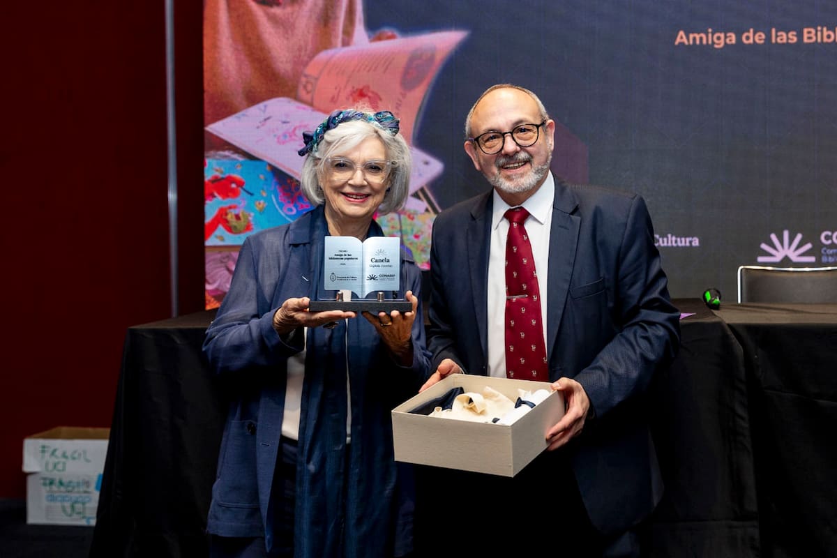 Canela con Raúl Escandar al ser nombrada Amiga de las Bibliotecas Populares