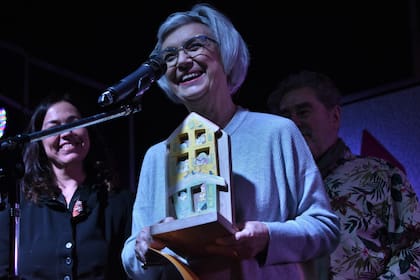 Canela recibió el Gran Premio Alija por su libro "La hoguera"