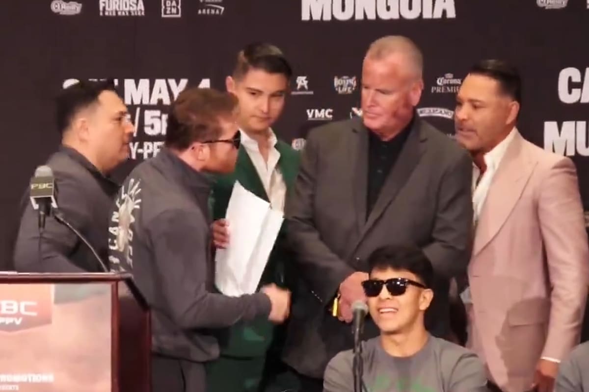 "Canelo" Álvarez encara a De la Hoya, después del volcánico discurso del representante y exboxeador