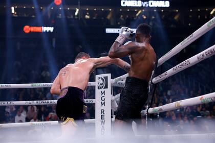 Canelo Álvarez le ganó a Jermell Charlo en una victoria unánime y retuvo sus títulos supermedianos
Foto: Esther Lin/SHOWTIME