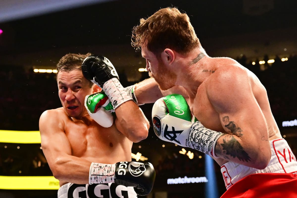 Canelo Álvarez mete la derecha entre la guardia de Gennady Golovkin; el mexicano ganó sin problemas