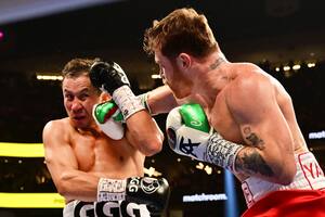 Canelo Álvarez mete la derecha entre la guardia de Gennady Golovkin; el mexicano ganó sin problemas