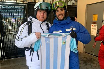 Canelo Álvarez se tomó un momento durante sus vacaciones para tomarse una foto con un fan