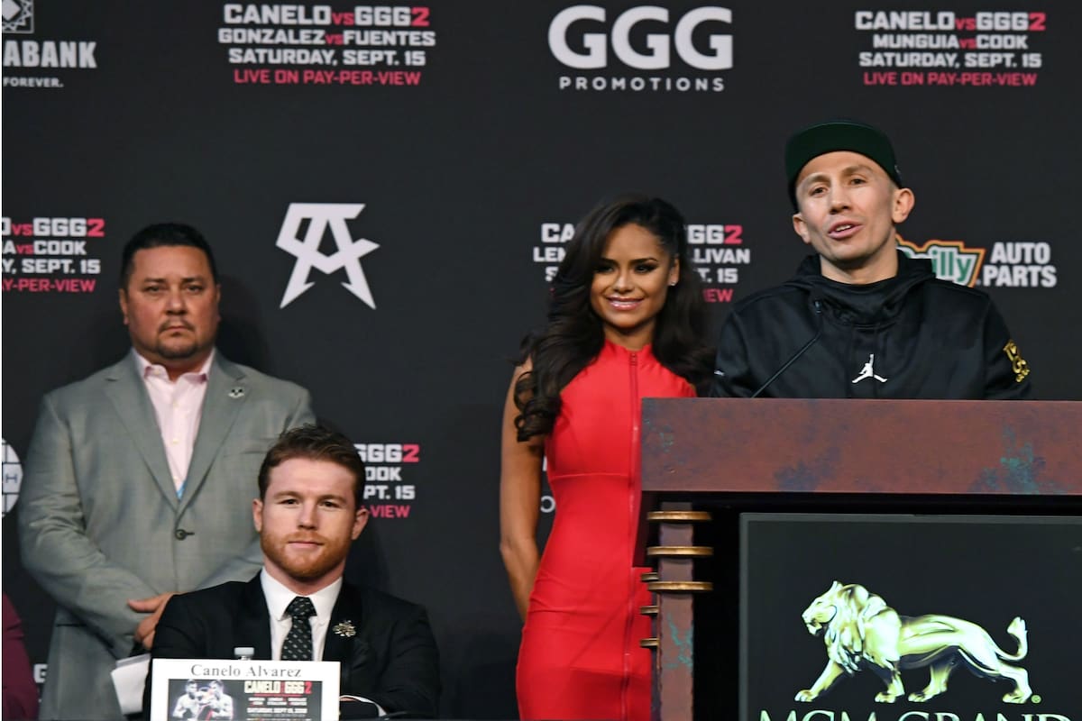 Canelo Álvarez, sentado, escucha a Golovkin: volverán a cruzarse tras el empate en 2017