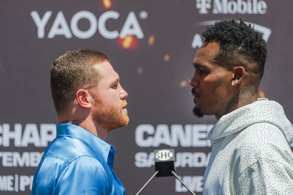 Canelo Álvarez y Jermell Charlo se enfrentan en Las Vegas, Estados Unidos, ya cerca de la madrugada del domingo