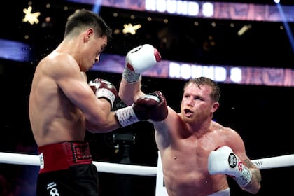 Canelo intenta con un volado de derecha, pero casi no inquietó al de Kirguistán