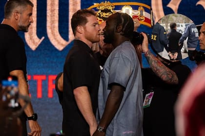 "Canelo" rechaza hablar sobre Musk y apoya a sus paisanos por deportaciones masivas.