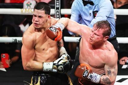 Canelo venció por puntos a Berlanga en una noche donde se lució a pesar de no haber podido noquear