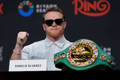 'Canelo' y Crawford se elogian en última parada de gira mediática antes de pelear en septiembre