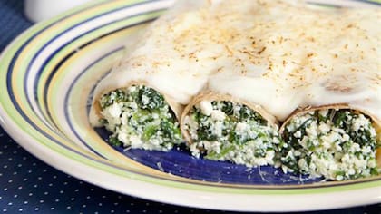 Cómo hacer canelones de espinaca con salsa blanca