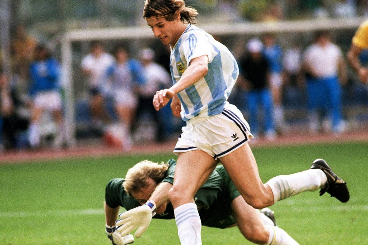Caniggia elude a Taffarel en el mundial de Italia 90