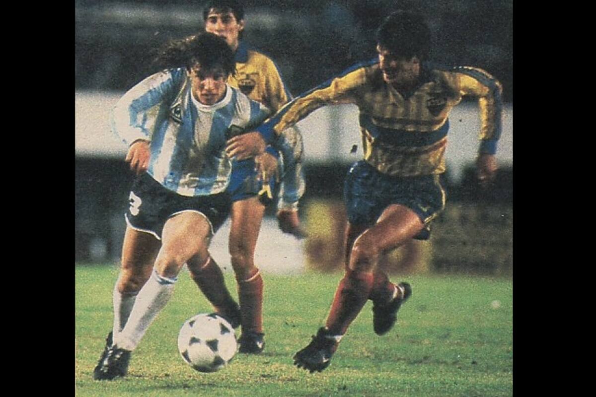 Caniggia encara ante un rival ecuatoriano, con un curioso número 3 en su pantalón (Twitter @AntonioUbilla1)