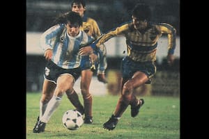 Caniggia encara ante un rival ecuatoriano, con un curioso número 3 en su pantalón (Twitter @AntonioUbilla1)