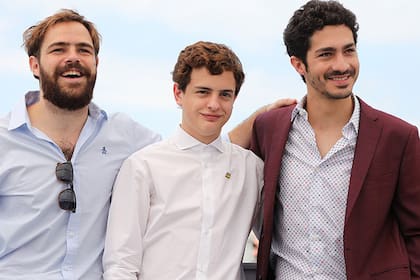 Peter Lanzani, el debutante Leonardo Ferro y el Chino Darín sonríen para los cientos de fotógrafos presentes en el festival