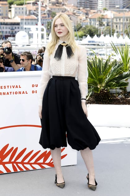 La estrella de Hollywood también eligió un look más sobrio y a la vez distinguido en su paso por el Festival.