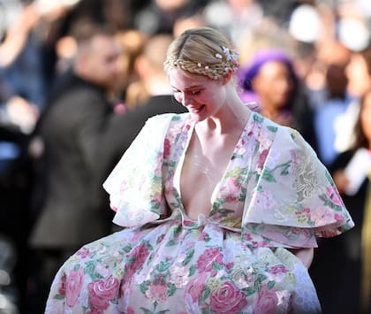 Sensual y camaleónica, la actriz de 21 años atrapó las miradas con un vaporoso vestido floral de Valentino.