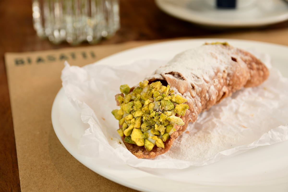 Cannoli sicilianos con ricota de oveja y pistachos en los bordes de Biasatti