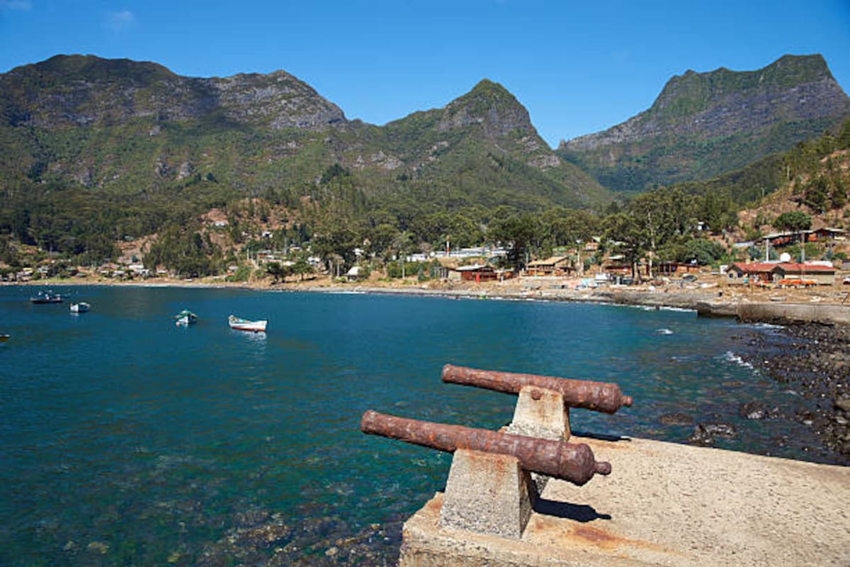 Vista de la Bahía Cumberland, en la isla Robinson Crusoe, con el cerro El Yunque en el fondo