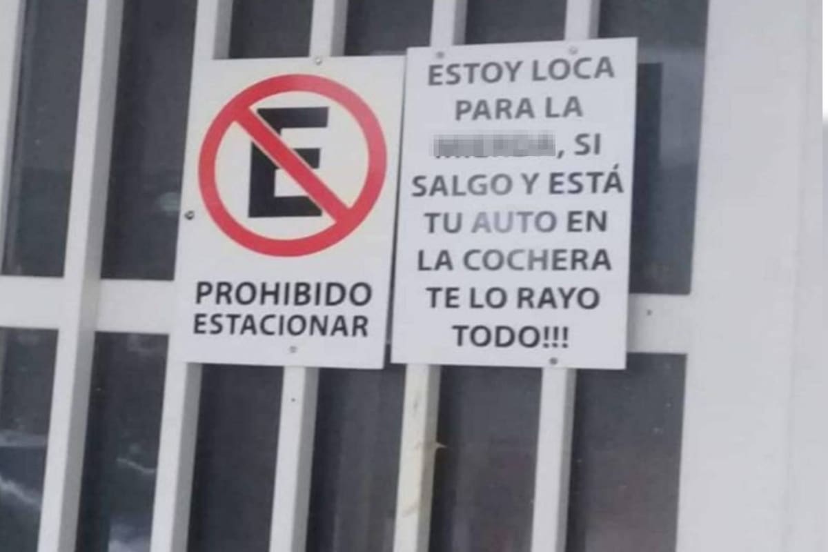 Cansa de pedir por favor que no estacionen en su vereda, realizó un amenazante cartel (Foto Twitter @OnlyinCordoba)