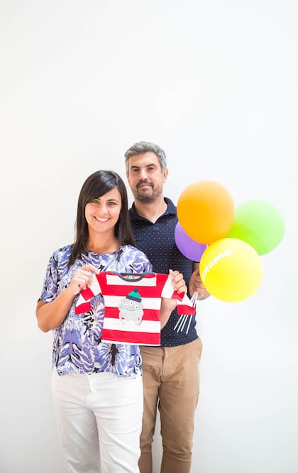 Cansada de los tonos pasteles, María Fernanda González Zeolla armó una marca de ropa infantil con motivos novedosos y rutilantes.