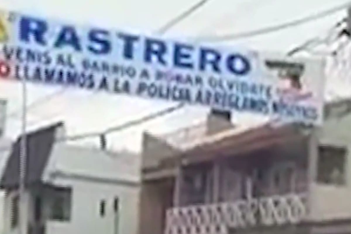 Cansados de la inseguridad, los vecinos de Isidro Casanova, en La Matanza, colgaron un pasacalles con una llamativa "advertencia" a los ladrones de la localidad