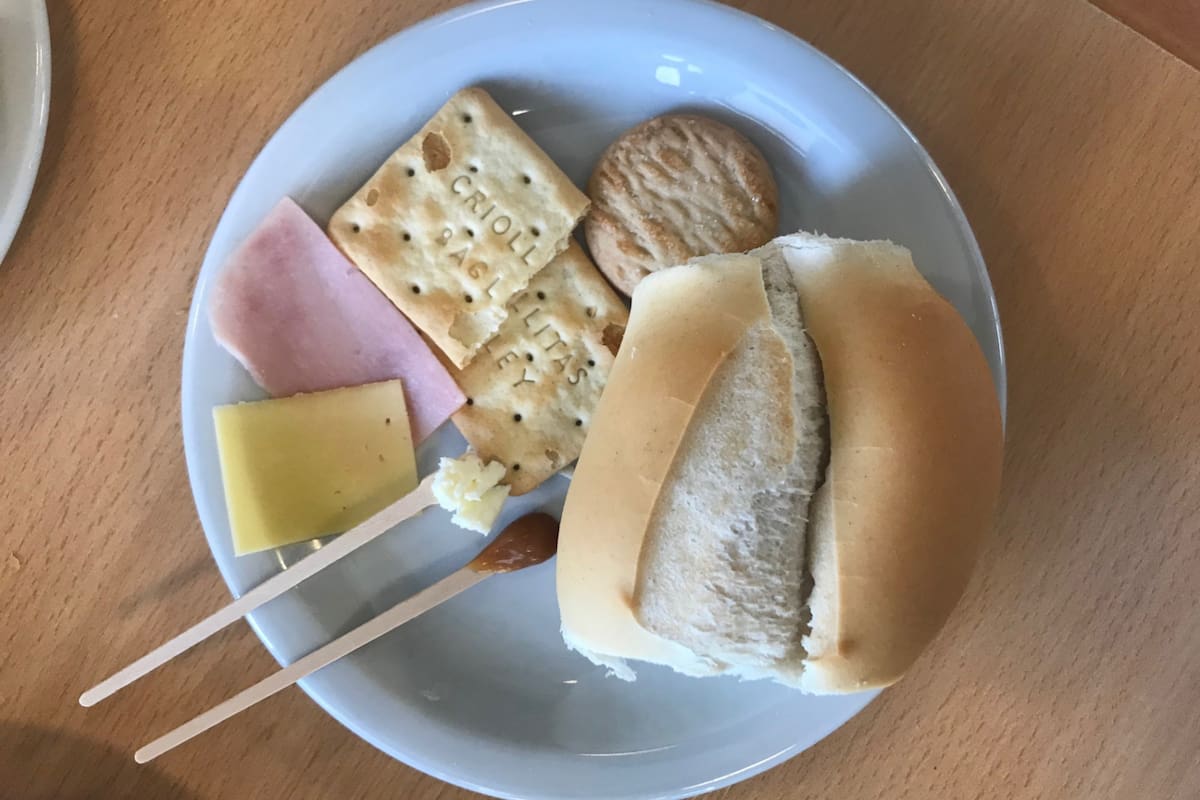 Cantidad aproximada por día que incluye el desayuno y la merienda de la canasta básica