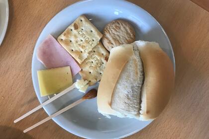 Cantidad aproximada por día que incluye el desayuno y la merienda de la canasta básica