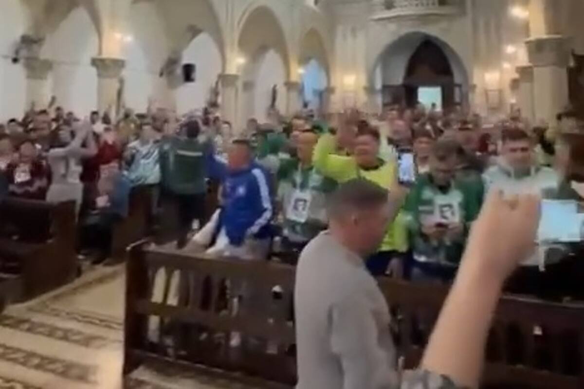 Cantos contra Milei en una iglesia de Constitución