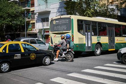 Caos de tránsito en el cruce de calles en Díaz Velez y Medrano por el corte de luz