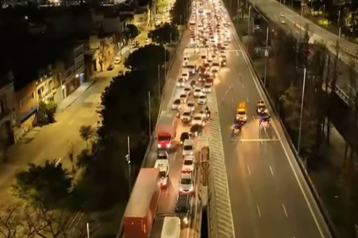 Caos de tránsito en la autopista 9 de Julio sur tras el fallecimiento de un motociclista.