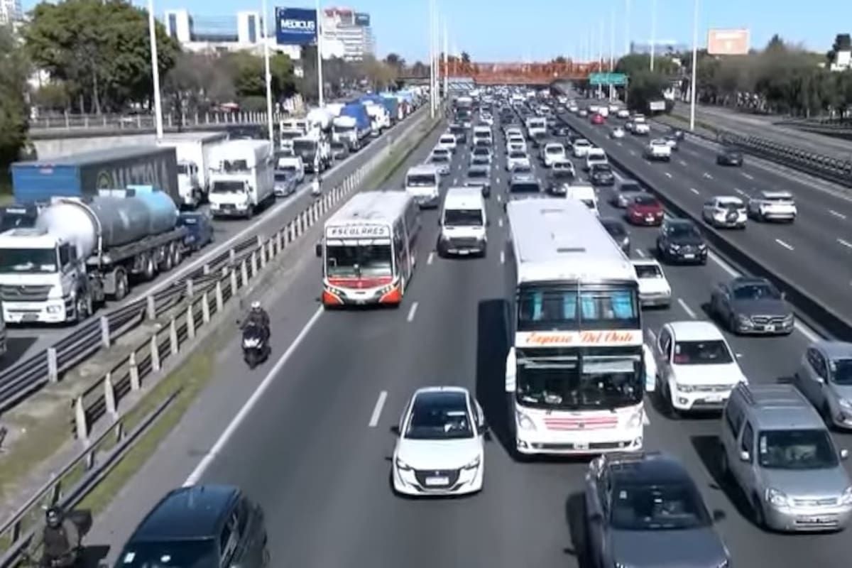 Caos de tránsito en la avenida General Paz y Lugones por la interrupción de tres carriles por obras de Metrogas