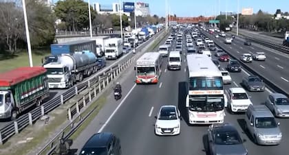 Caos de tránsito en la avenida General Paz y Lugones por la interrupción de carriles por obras de Metrogas