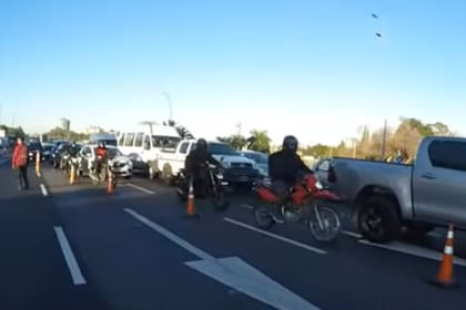 Caos de tránsito en la general Paz, un motociclista perdió el control de su moto, chocó y murió