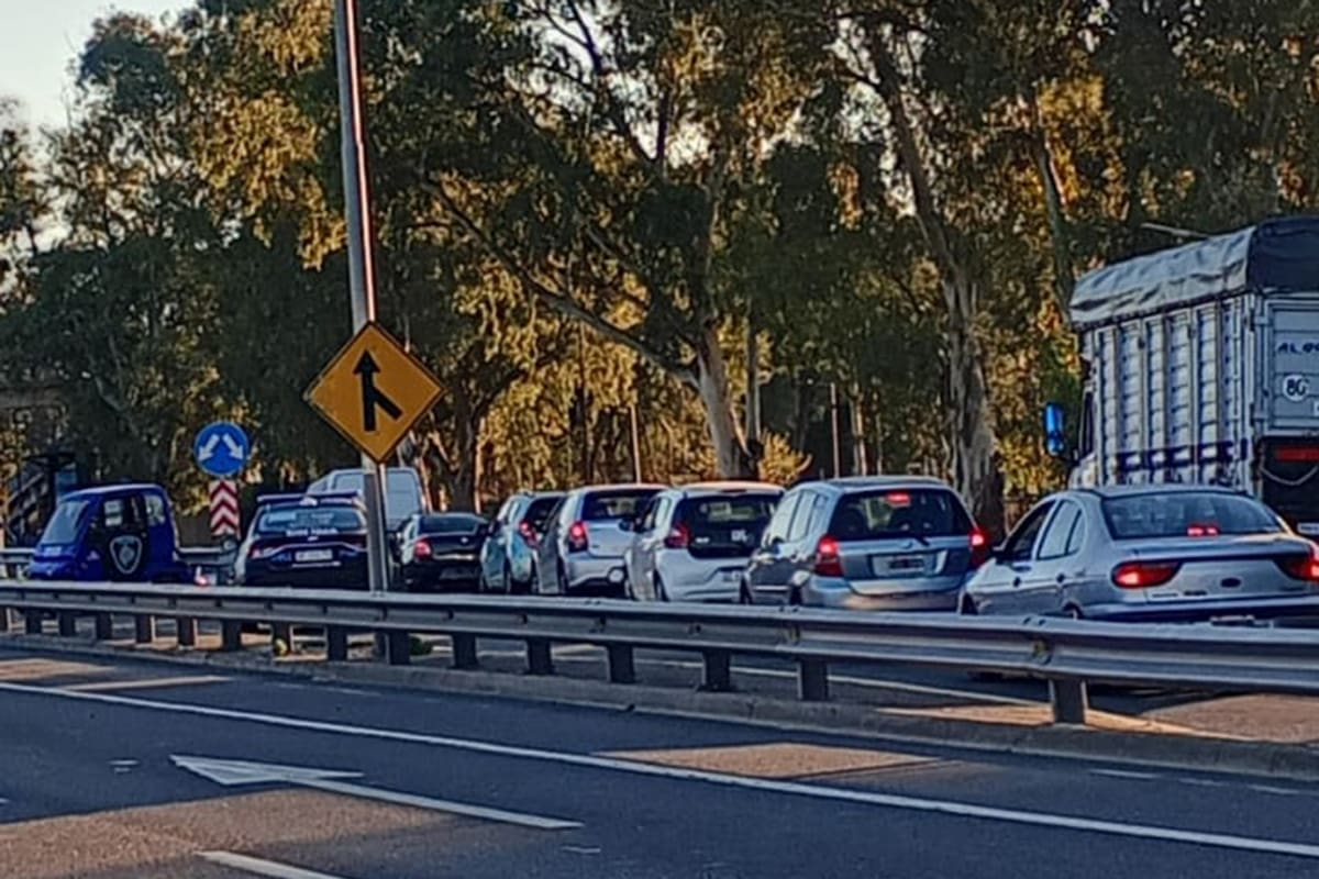 Caos de tránsito en la general Paz: un hombre perdió el control de su moto, cayó contra el asfalto y murió