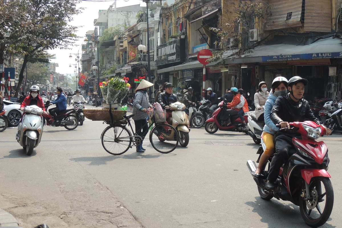 Caos de tránsito, mercados callejeros y otras curiosidades de un día en la capital de Vietnam