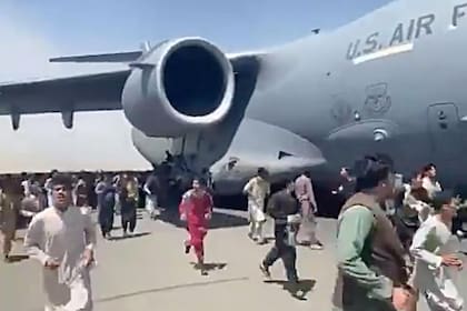 Caos en el aeropuerto de Kabul ante la toma de poder de los Talibanes